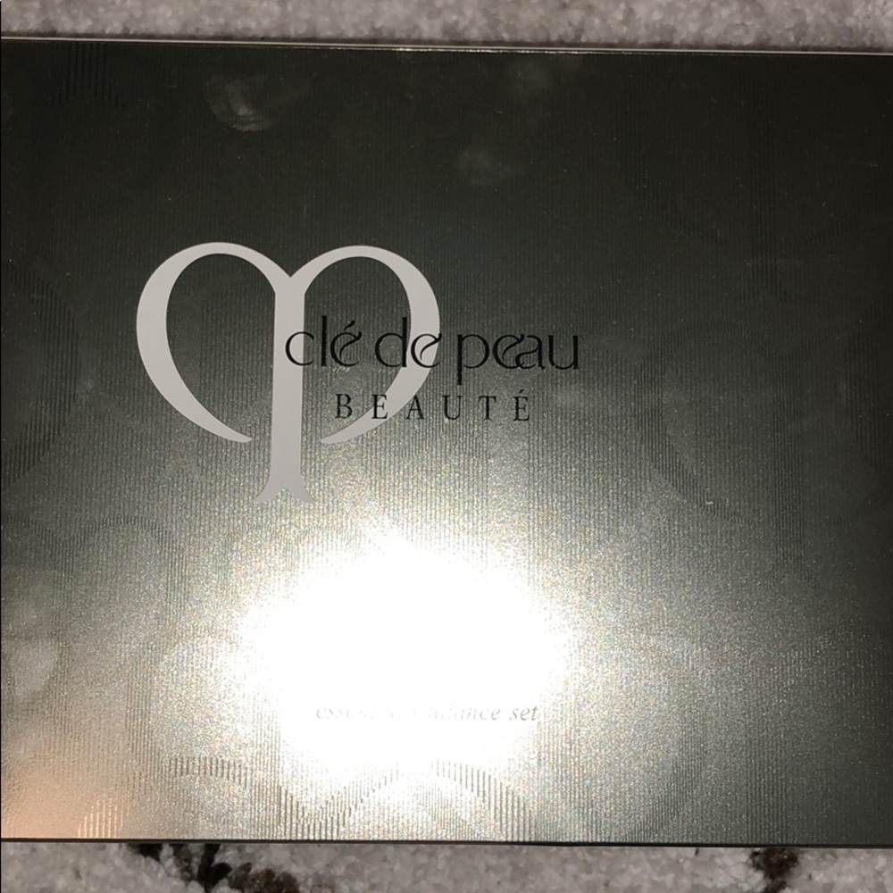 Cle de peau essential radiance set